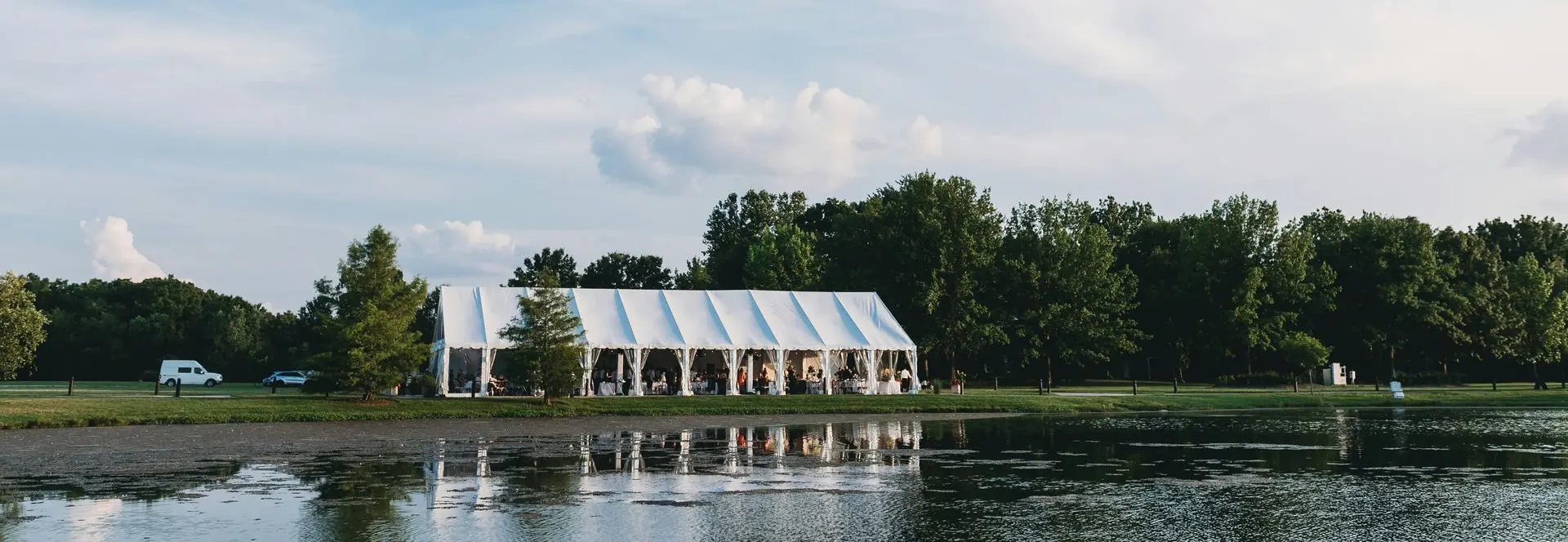TecTronic Feesttenten partytent in gebruik op weide aan het water