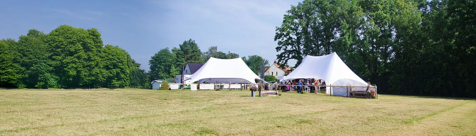 TecTronic Feesttenten witte stertenten in gebruik paardenwedstrijd