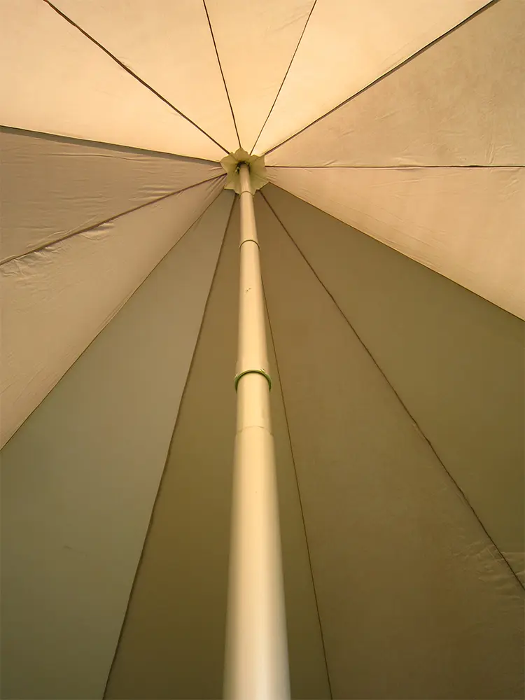 Detail opgespannen mast