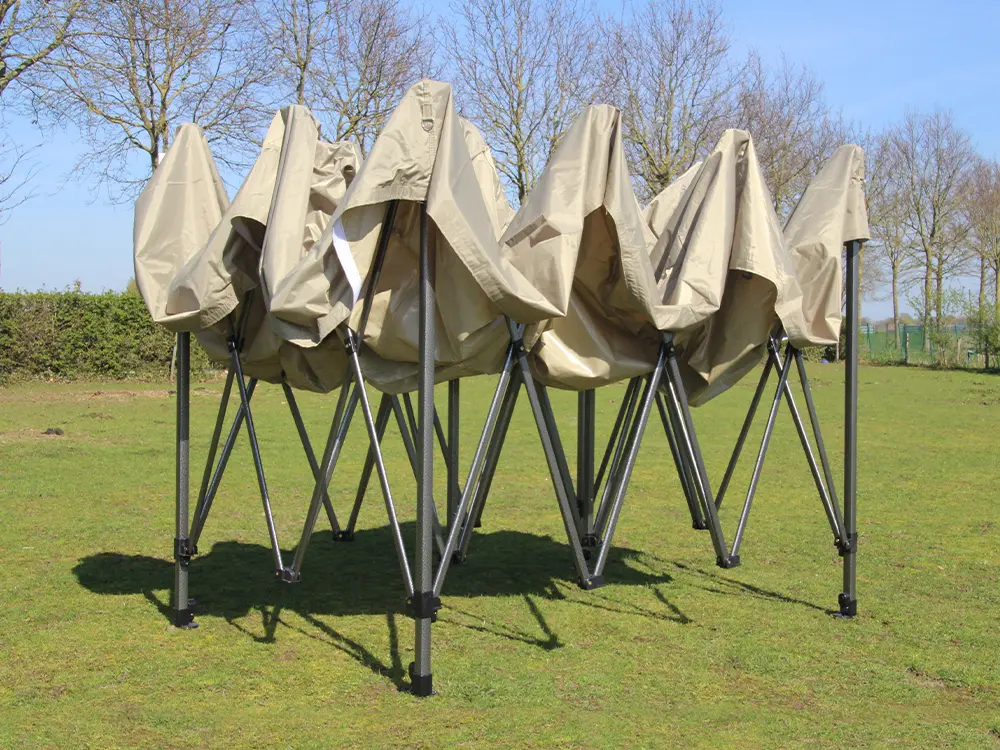 Frame met dakzeil half opgesteld