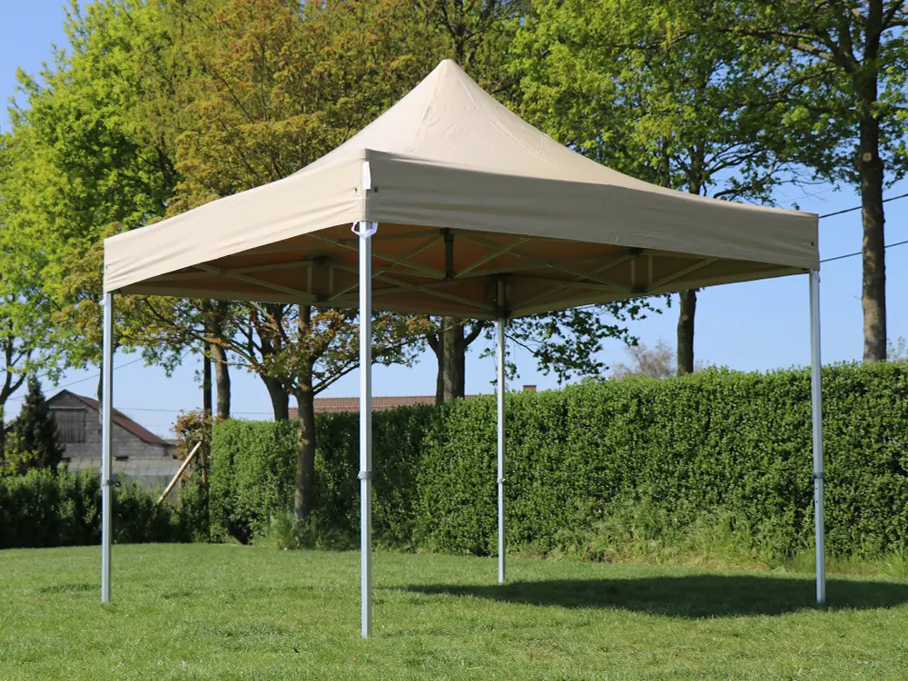 Vouwtent 3 x 3 m S50 beige in de tuin