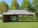 Vouwtent 4 x 8 m S50 taupe opgezet met een blinde zijwand en een zijwand met raam