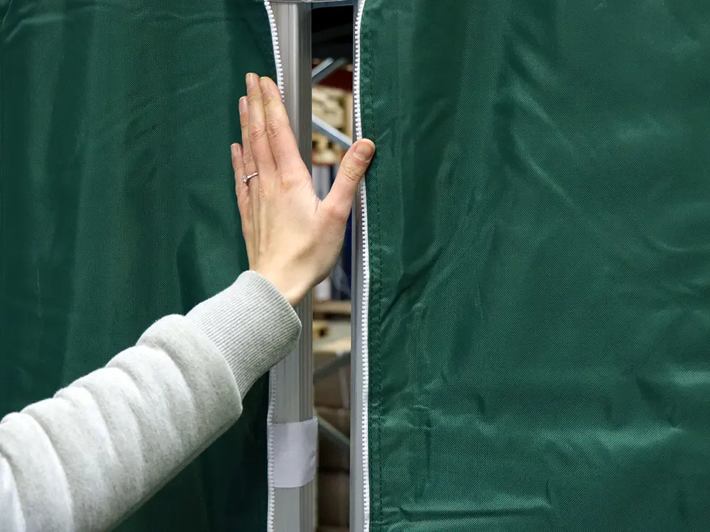 Opening tussen de zijwanden van 2 gekoppelde vouwtenten