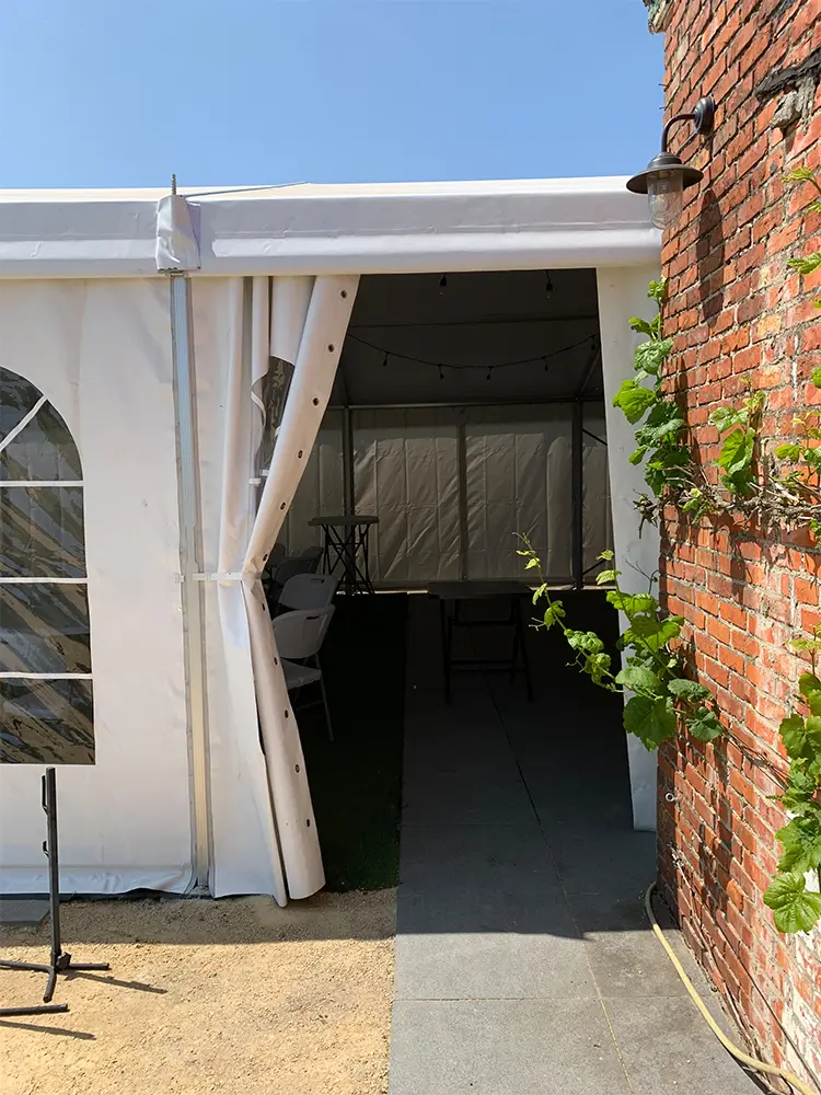 10 m brede modulaire kadertent met wit pvc zeil, vensters en robuust aluminium frame – ideaal voor feesten, bruiloften en grote buitenevenementen.