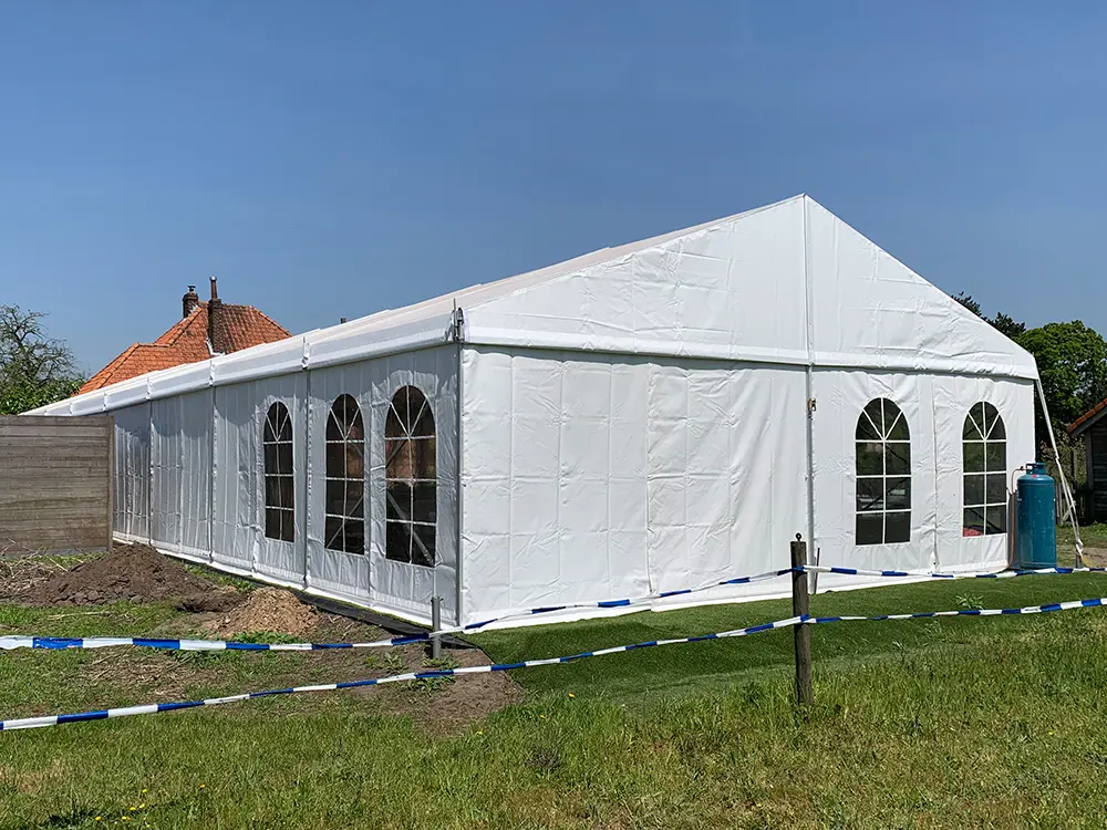 Witte pvc kadertent met stevig aluminium frame