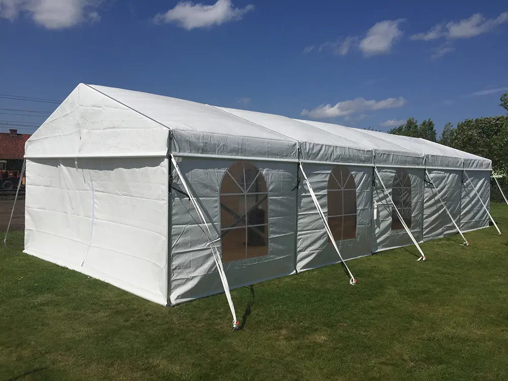 Modulaire partytent met verankering op gras