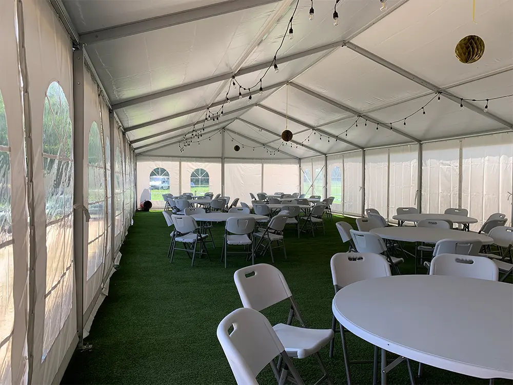 Witte 10 m brede kadertent met aluminium constructie voor buitenfeesten en markten.