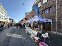 Een beachflag op je tent is handig en springt dadelijk in het oog.