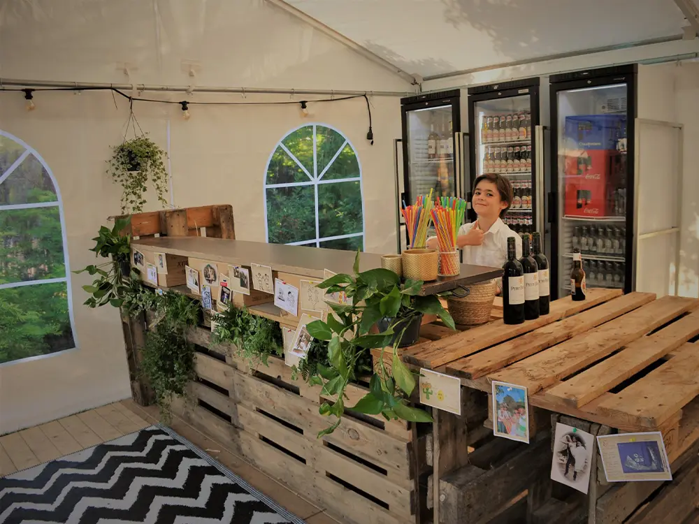 Kadertent met bar, koelkast en aankleding