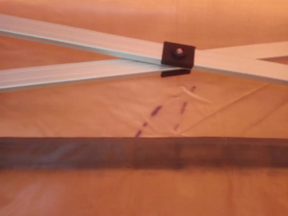 Zowel op het dakzeil (vooral de rand) als op de zijwanden kunnen er vlekken zijn