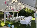 In een partytent van 4x8 m plaatst u tot 2 rijen tafels
